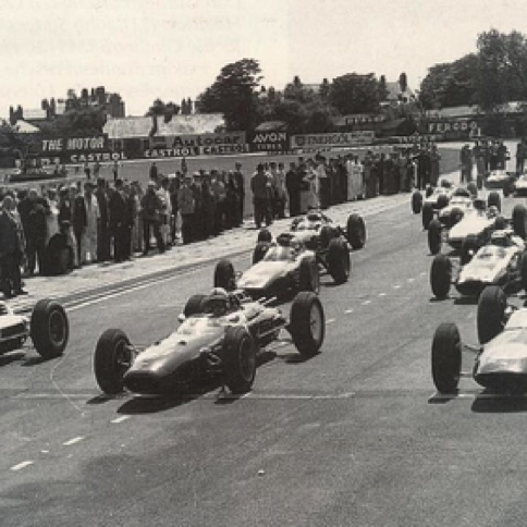Grille de départ du GP de Grande Bretagne à Aintree aux côtés de John Surtees sur sa Lola Mk4 A et Innes Ireland sur la Lotus 24 du UDT Laystall Racing Team Grille de départ du GP de Grande Bretagne à Aintree aux côtés de John Surtees sur sa Lola Mk4 A et Innes Ireland sur la Lotus 24 du UDT Laystall Racing Team